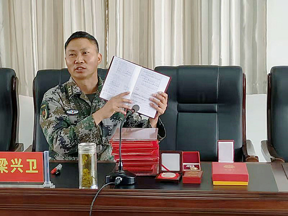 图为梁兴卫在为双扶班的孩子们讲述自己的成长故事，鼓励孩子们自信自立、安心学习。本报记者范宜敬摄.jpg